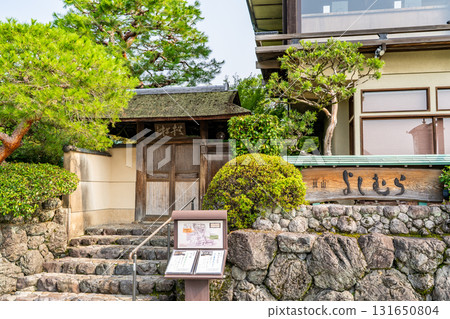 位於京都渡月橋與大井川(桂川)河畔的嵐山吉村本店(手工蕎麥麵店 春蕎麥麵) 位於京都渡月橋與大井川(桂川)河畔的嵐山吉村本店(手工蕎麥麵店 春蕎麥麵) 131650804