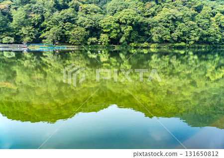 Ukyo Ward, Kyoto City - Reflection of the fresh greenery of Arashiyama on the Oi River (Katsura River) - A relaxing spot for tourists visiting Kyoto Ukyo Ward, Kyoto City - Reflection of the fresh greenery of Arashiyama on the Oi River (Katsura River) - A relaxing spot for tourists visiting Kyoto 131650812