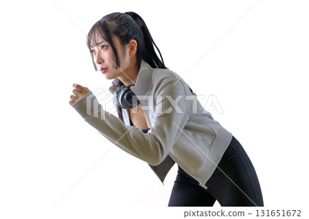 一位酷炫的女子正在鍛鍊身體。一位肌肉訓練女孩正奔向明天。奔跑。出發。白色背景。 一位酷炫的女子正在鍛鍊身體。一位肌肉訓練女孩正奔向明天。奔跑。出發。白色背景。 131651672