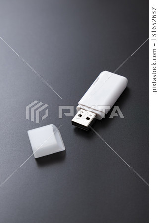 黑色背景中的 USB 記憶棒 黑色背景中的 USB 記憶棒 131652637