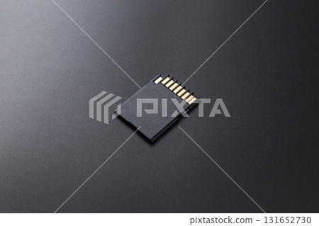 黑色背景上的 SD 卡 黑色背景上的 SD 卡 131652730