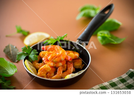 Cooking process of cooking shrimp in a pan with lemon Cooking process of cooking shrimp in a pan with lemon 131653038