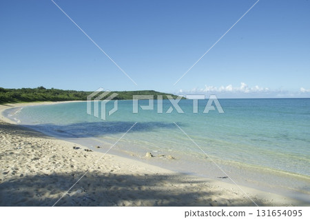 白色沙子海灘和藍色海 白色沙子海灘和藍色海 131654095
