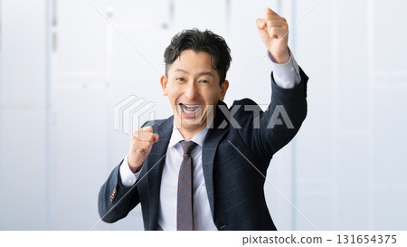 做膽量姿勢的男性商人 131654375