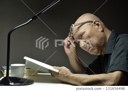 患有老花眼的老人 131656496