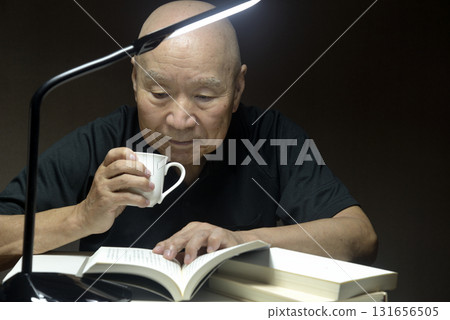 Old man reading 131656505