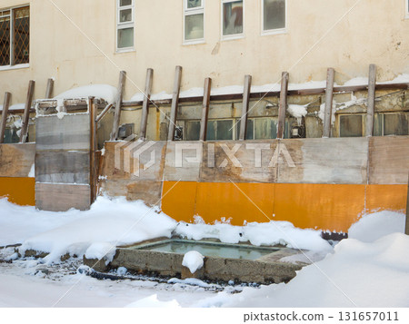 The open-air bath at Suzurigawa Onsen, buried under snow during the winter closure (Shiga Kogen, Nagano Prefecture) The open-air bath at Suzurigawa Onsen, buried under snow during the winter closure (Shiga Kogen, Nagano Prefecture) 131657011