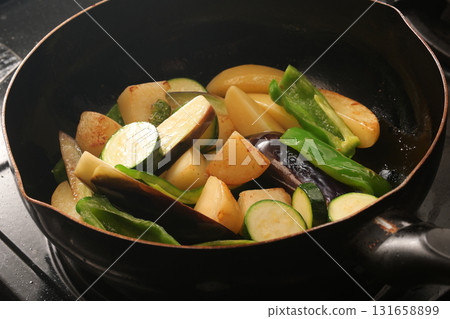 蔬菜在煎鍋裡煎 131658899