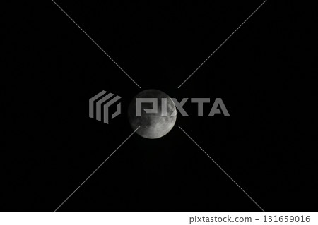 月亮漂浮在夜空中 月亮漂浮在夜空中 131659016