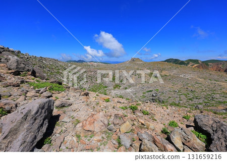 從那須山登山道眺望茶臼山頂 131659216