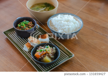 日式早餐套餐,包括納豆、味噌湯、烤年糕和肉薯燉菜 日式早餐套餐,包括納豆、味噌湯、烤年糕和肉薯燉菜 131659427