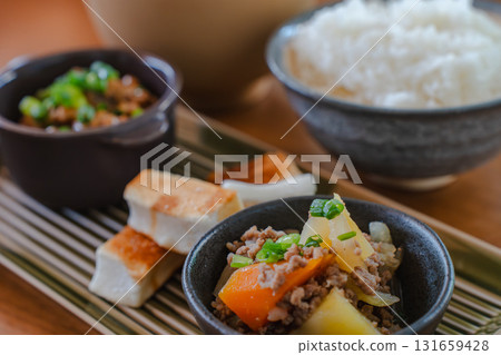 日式早餐套餐,包括納豆、味噌湯、烤年糕和肉薯燉菜 日式早餐套餐,包括納豆、味噌湯、烤年糕和肉薯燉菜 131659428