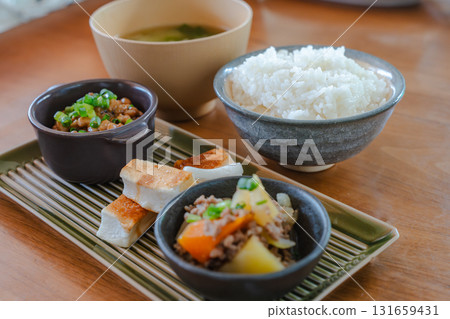 日式早餐套餐,包括納豆、味噌湯、烤年糕和肉薯燉菜 日式早餐套餐,包括納豆、味噌湯、烤年糕和肉薯燉菜 131659431
