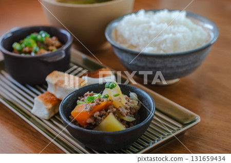 日式早餐套餐,包括納豆、味噌湯、烤年糕和肉薯燉菜 日式早餐套餐,包括納豆、味噌湯、烤年糕和肉薯燉菜 131659434