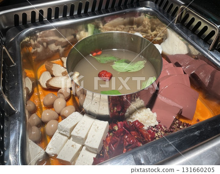 火鍋食材大全 鴛鴦鍋豆腐鴨血菇類鵪鶉蛋 火鍋食材大全 鴛鴦鍋豆腐鴨血菇類鵪鶉蛋 131660205