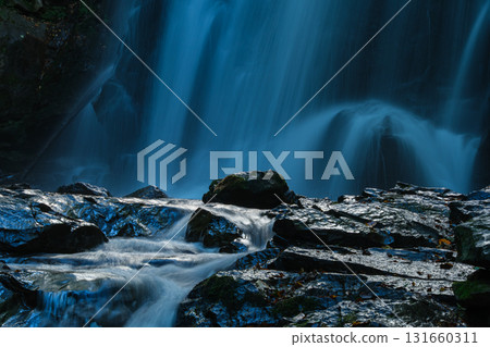瀑布盆飛濺 131660311