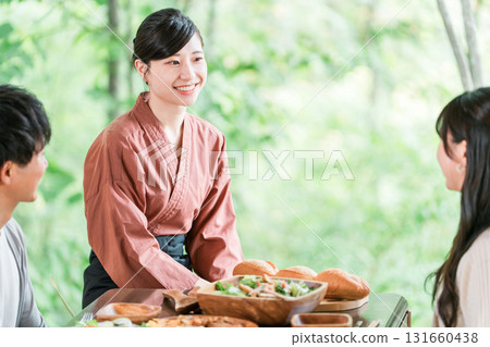 溫泉旅館的女工作人員正在客房內講解菜餚 溫泉旅館的女工作人員正在客房內講解菜餚 131660438