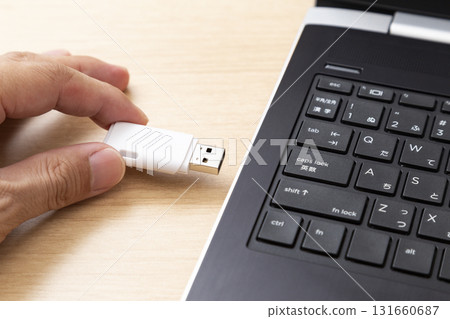 將 USB 記憶棒插入計算機 131660687