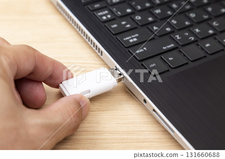 將 USB 記憶棒插入計算機 將 USB 記憶棒插入計算機 131660688