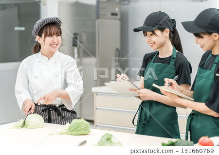 在廚師研討會/學習會上授課的女講師（食品協調員/註冊營養師） 131660769