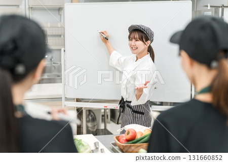 在廚師研討會/學習會上授課的女講師（食品協調員/註冊營養師） 131660852