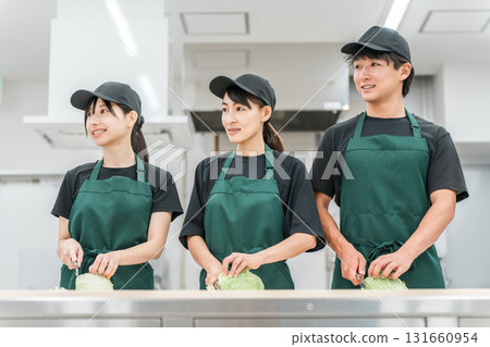 男女廚房工作人員在廚房切捲心菜 男女廚房工作人員在廚房切捲心菜 131660954