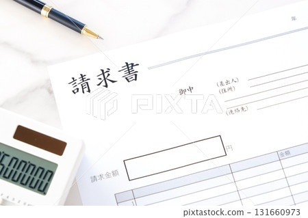 發票 - 為業務夥伴準備發票的業務場景影像 發票 - 為業務夥伴準備發票的業務場景影像 131660973