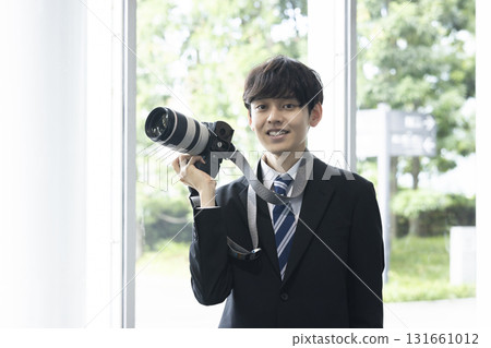 拿相機的西裝男人 131661012