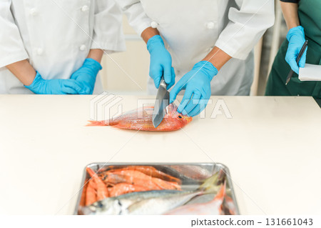 在海鮮加工工人、鮮魚加工人員和廚房工作人員（食品加工、超市、後勤部門）手中 131661043