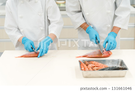 在海鮮加工工人、鮮魚加工人員和廚房工作人員(食品加工、超市、後勤部門)手中 在海鮮加工工人、鮮魚加工人員和廚房工作人員(食品加工、超市、後勤部門)手中 131661046