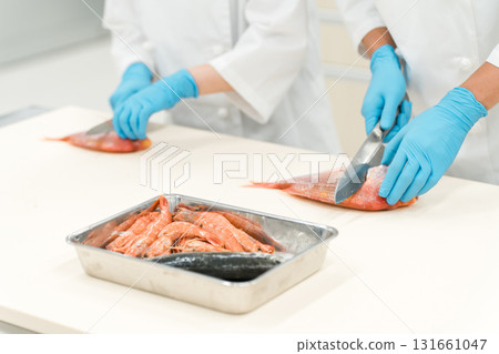 在海鮮加工工人、鮮魚加工人員和廚房工作人員(食品加工、超市、後勤部門)手中 在海鮮加工工人、鮮魚加工人員和廚房工作人員(食品加工、超市、後勤部門)手中 131661047