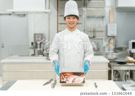 身穿廚師服的男員工正在準備魚（廚師、生鮮市場、食物加工） 131661048