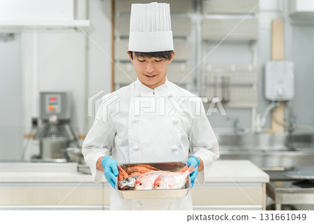 身穿廚師服的男員工正在準備魚（廚師、生鮮市場、食物加工） 131661049