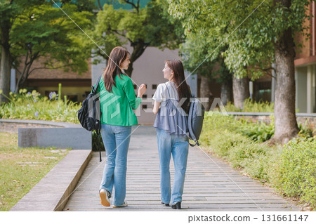 大學生和朋友一起在校園散步 大學生和朋友一起在校園散步 131661147