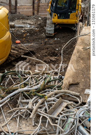 建築物拆除現場：地下重型機械和鋼筋 131661179