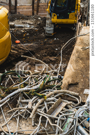 建築拆除現場：地下重型機械與鋼筋的強烈對比 131661180
