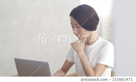 電腦工作的女人 131661471