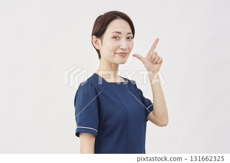 女性美容護理師檢查標誌白色背景 131662325