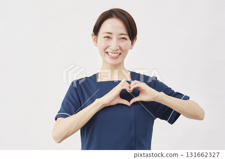 女美女護士心臟手勢白色背景 131662327