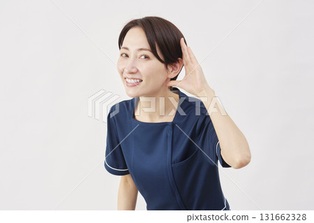 白色背景下，女美容護士用手摀住耳朵聆聽 131662328