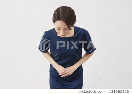 女美容護理師鞠躬白色背景 131662336