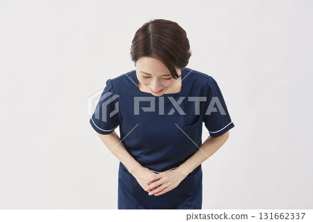 女美容護理師鞠躬白色背景 131662337