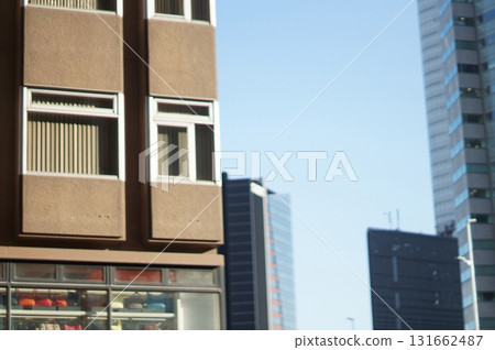 建築物之間的山谷中的一座古老建築 131662487