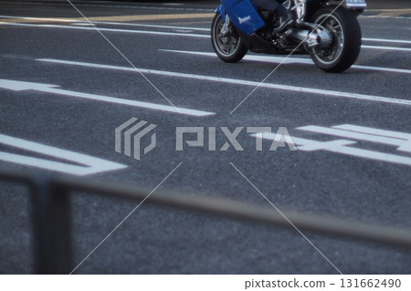 道路和摩托車車輪 131662490