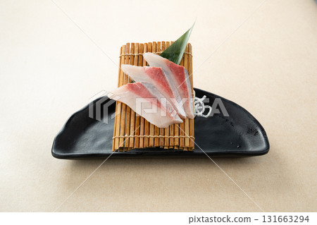 生魚片放在盤子裡 131663294