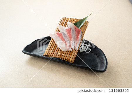 生魚片放在盤子裡 131663295