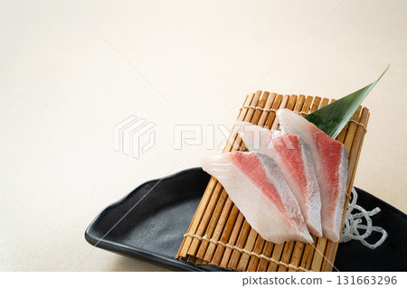 生魚片放在盤子裡 131663296