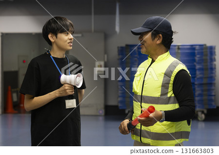 一名擔任活動工作人員的男子 131663803