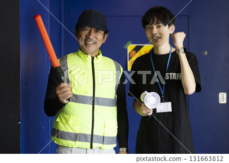 一名擔任活動工作人員的男子 131663812