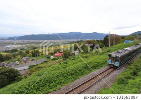 運行於娘舍站及善光寺平原下方幹線（JR篠之井線）的E127系列普通列車 131663887